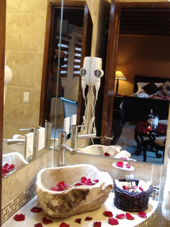 Casa Del Tio Hotel Boutique Σαν Μιγκέλ ντε Αγιέντε Δωμάτιο φωτογραφία A bathroom at the hotel