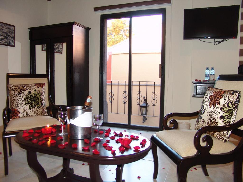 Casa Del Tio Hotel Boutique Σαν Μιγκέλ ντε Αγιέντε Δωμάτιο φωτογραφία A suite at the hotel