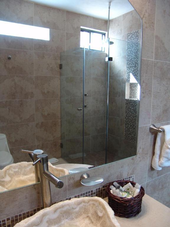 Casa Del Tio Hotel Boutique Σαν Μιγκέλ ντε Αγιέντε Δωμάτιο φωτογραφία A shower door